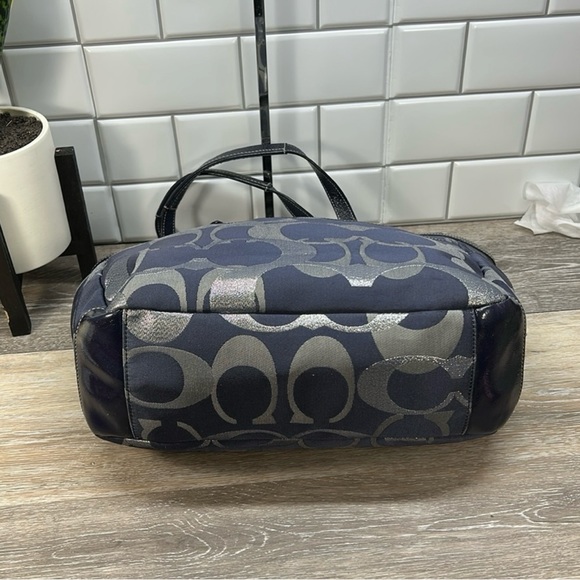 Coach Gallery Optic Navy Shoulder Bag in GUC! - Picture 3 of 9